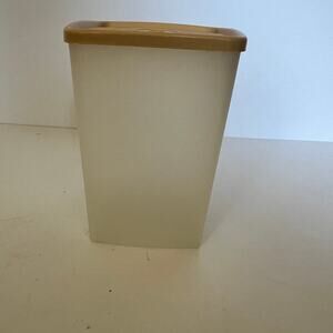 Vintage 6 cup Tupperware container with lid